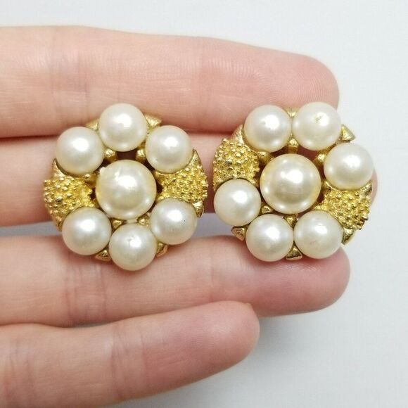 Vintage Faux Pearl and Gold Tone Cluster Clip On Earrings, Classic Retro Design - Picture 6 of 6
